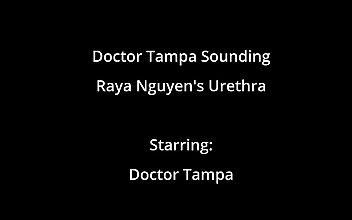 濡れた小便穴を持つ甘美なティーン、ラヤ・ヌゲインを紹介する！