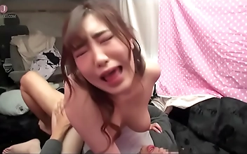 巨乳の甘美な女子大生がバックホーンの男性童貞を満足させるスリルを体験する