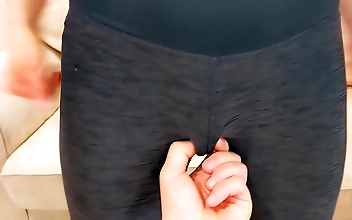 ヨガパンツ姿の18歳JAVセンセーションが義弟に犯される - 必見！