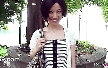 車内で見知らぬ男のチ○ポを我慢できない甘美な日本のティーンを紹介する！JAV必見！