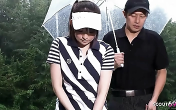 日本の女子校生がゴルフのレッスン中にセクシーな教師に犯される