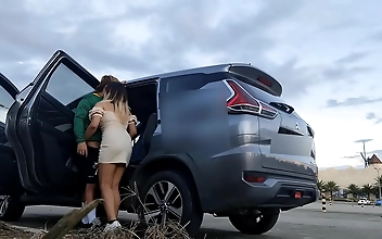 ピネー美女たちが公共の場でセクシーな姿をさらす - ピネー愛好家必見！