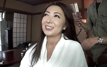 潮吹き女王のJAVデビュー作を覗き見！ゴージャスな熟妻になる