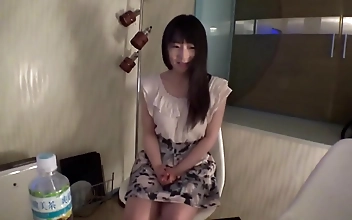 お椀型のEカップと輝く白い肌を持つ魅惑のナース、ともみを紹介しよう！