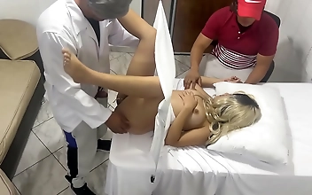 JAV妻、婦人科で検査を受けるが、密かに彼の指を愛する