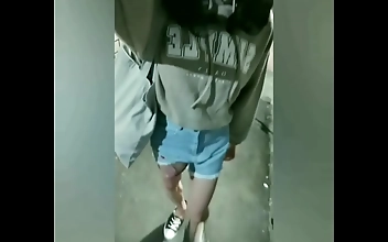 路上でオナニーしてクリームを放出 - JAV魅惑の女が秘密の快感スポットを明かす！