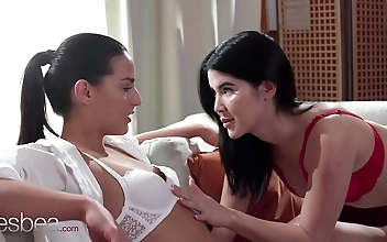 甘美なレスビア～2人の魅惑的な女とふしだらなランジェリー・セックス