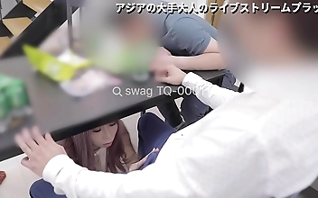 究極の裏切りを体験する～夫の前で嫌がらせを受ける妻を見よ - SWAGでNTRアクションを見る