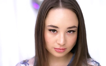 ゴージャスなアジアン・ビューティーの初ギャング・バンで究極のセンセーションを体験しよう！