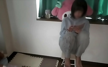 AV女優がスマホのエロ動画でオモチャを使いながらオナニーする！