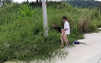 道端での3Pで究極のワイルドサイドを体験しよう！