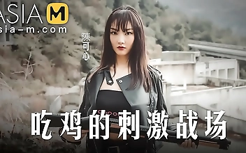 アジアの魅惑的な美女が甘美な曲線美をあらわにする