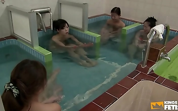 女たちは変態に濡らされ、指を入れられる！