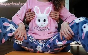 JAV AV〜パジャマ姿の甘美な義兄に嬲られる魅惑の義姉の濡れマンコ