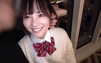 18歳のほのかは、両親の心配をよそに、蒸し暑い夜を過ごした！