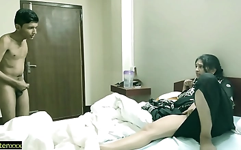 若いティーンボーイとホットなロールプレイセックスをする甘美なインド人女性を見る！