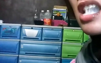 魅惑のピネー・エンチャントレスがチュパフェラとザーメン・スワローを生で披露する。