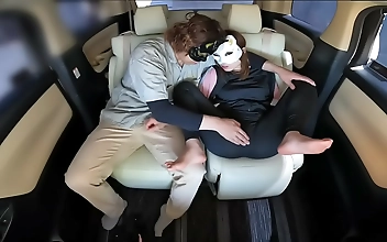 JAVの女神が挑発的な衣装で～裸の露出と恥じらいのポーズ！