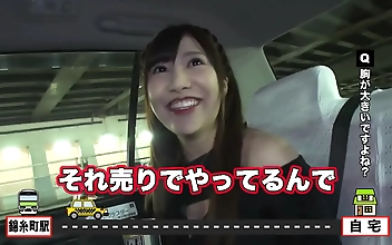 私、アリアはあなたを官能的な日本のポルノの世界に誘う。