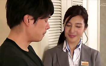 日本のウエディングプランナー古川いおり、衝撃のパフォーマンス - 新郎にナカダシ！