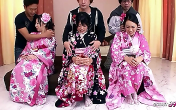 毛深いマンコを持つ3人の甘美なティーンエイジャーと究極のJAV乱交を体験する