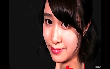 赤く熱い誘惑 - キュートなおっぱいとエッチなポーズが甘美な女性を露わにする！