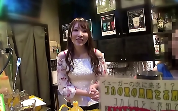 客に汚れ仕事をさせる東京の淫らなバーの魅惑的なオーナー、エミを紹介しよう！