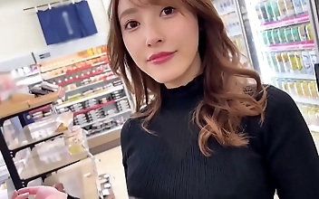 魅惑的な魅惑の女、カナの美しさを堪能しよう。