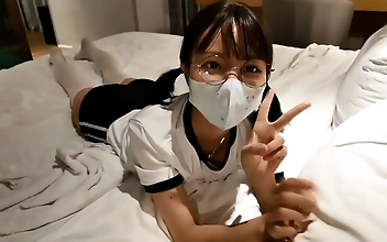 完璧な肌と柔らかな曲線を持つJAVダーリンの官能的な喜びを解き放つ！