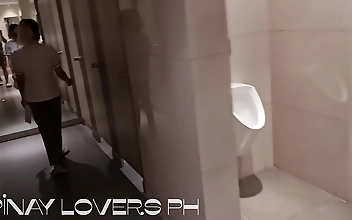 カメラに撮られた～ムラムラしたピナイ人教師が公衆トイレでエッチなことをする！