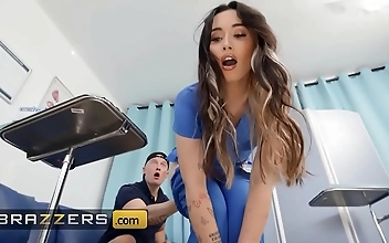 JAVナース アリア・リー＆ルル・チューのセクシー診察室ザーメンスワップ ラッキーザックと - BRAZZERS