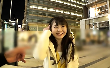 この甘美な日本のティーンエイジャーが、勉強熱心な教師との中出しアドベンチャーで、あなたの欲望を解き放つ！