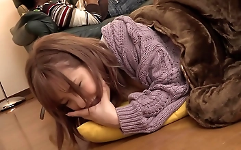 コタツに入った魅惑的なギャルが登場するこの変態的な日本のビデオでは、悪巧みから逃れられない！